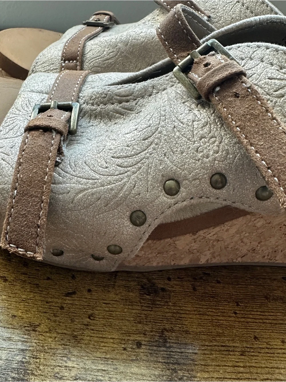 Very G Bellvue Sandal 7‎ Tan Brown Wedge Buckle Stud Detail Boho Western Comfort
